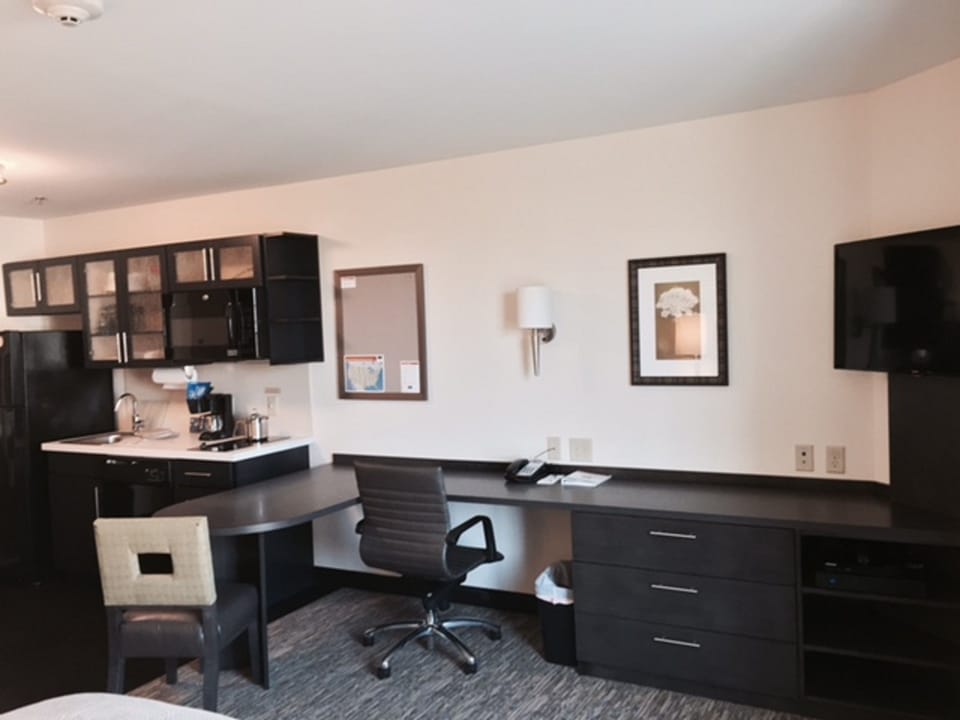 Premium bedding, desk, iron/ironing board, free WiFi