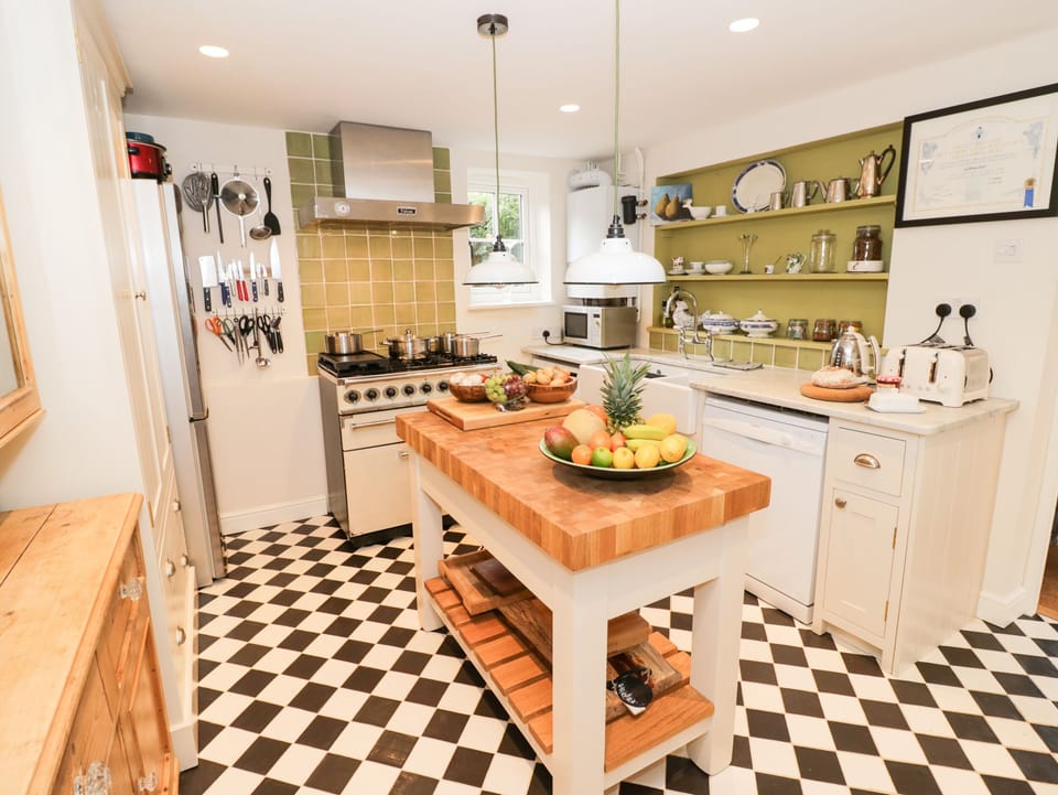 Cottage | Private kitchen | Fridge, microwave, dishwasher, electric kettle