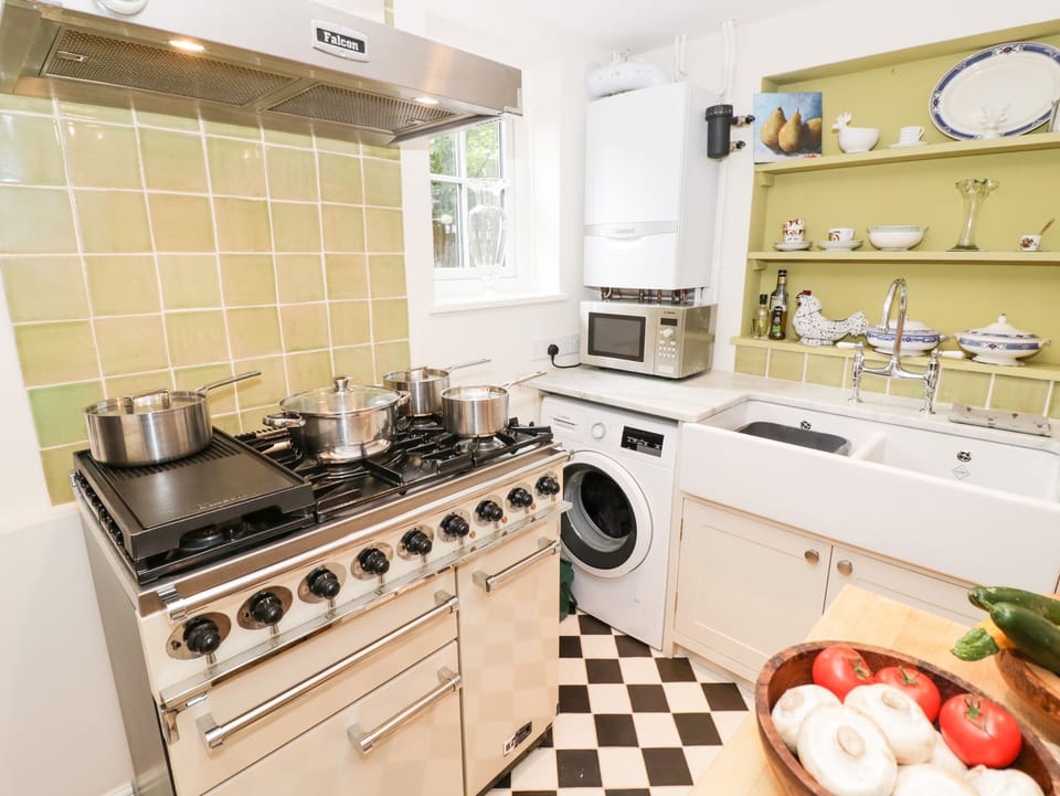 Cottage | Private kitchen | Fridge, microwave, dishwasher, electric kettle