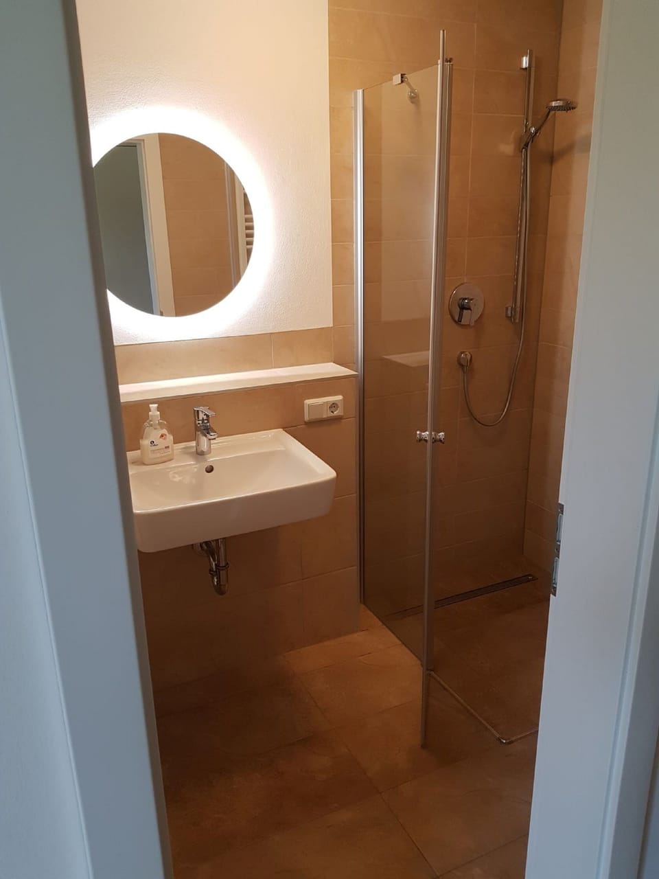 Double Room | Bathroom | Shower, towels