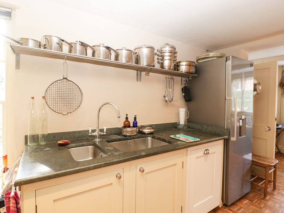 Cottage | Private kitchen | Fridge, microwave, dishwasher, electric kettle