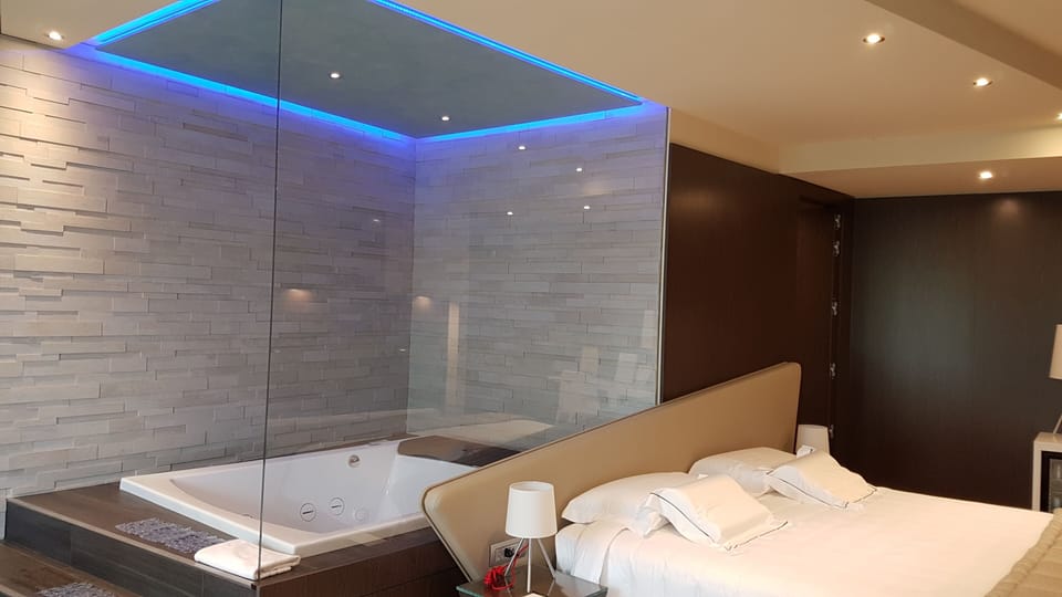 Suite, Hot Tub | Down comforters, minibar, in-room safe, individually decorated