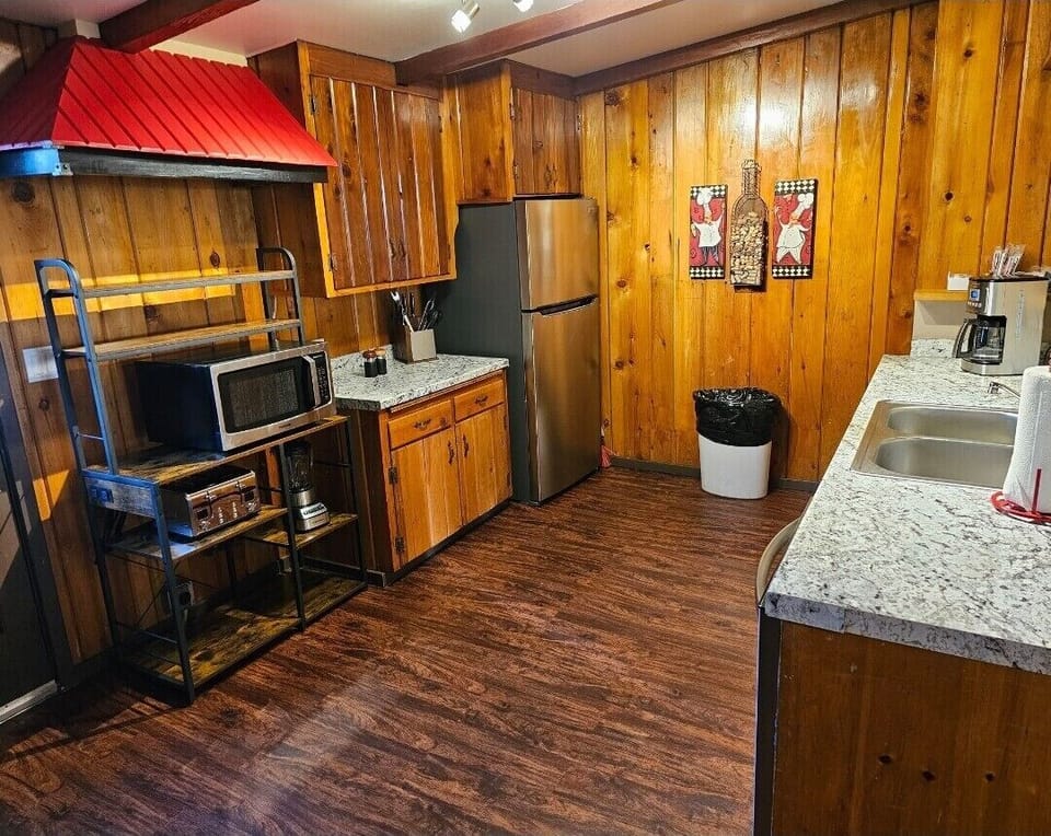 Chalet, 2 Bedrooms | Private kitchen | Microwave, coffee/tea maker