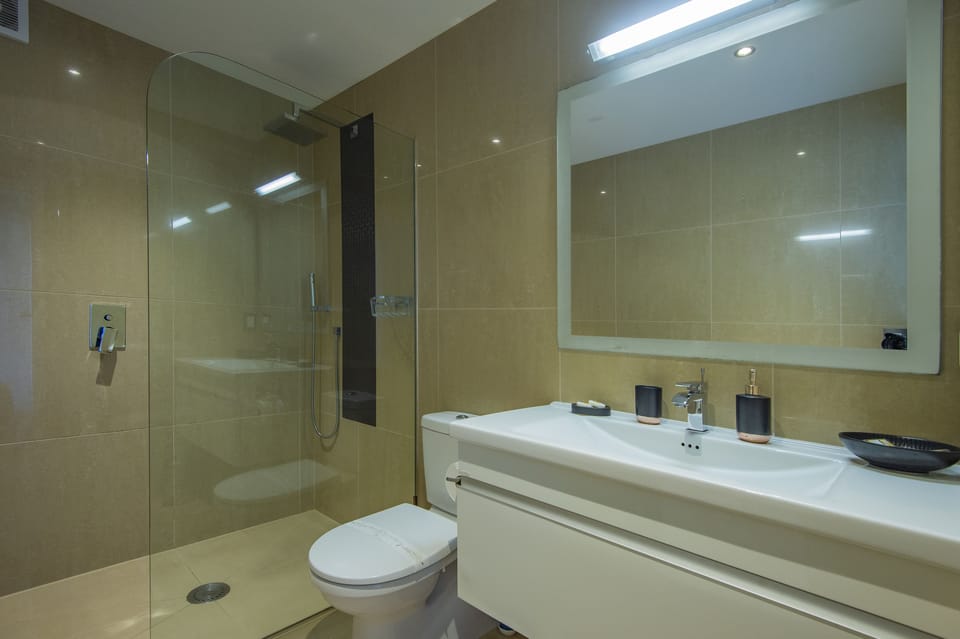 Luxury Room 3 with Ocean View and Private Spa | Bathroom | Shower, rainfall showerhead, free toiletries, hair dryer