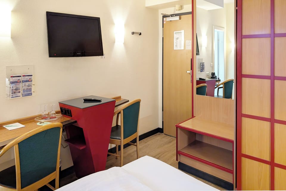 Standard Room, 1 Queen Bed | In-room safe, desk, soundproofing, iron/ironing board