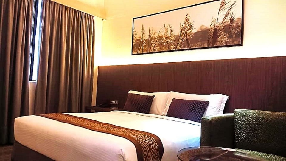 Deluxe Room | Desk, rollaway beds, free WiFi, bed sheets