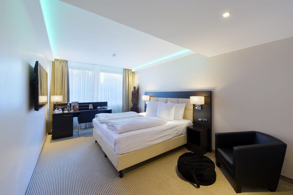 Comfort-Dreibettzimmer zur Hofseite | Desk, soundproofing, free WiFi