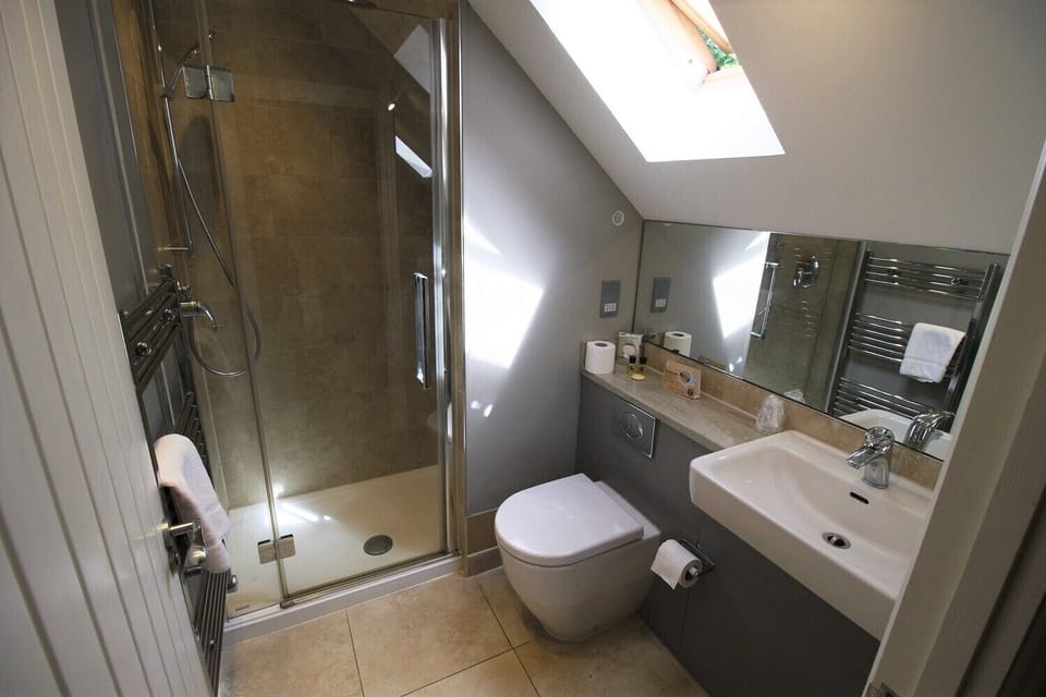 Double or Twin Room, Ensuite | 1 bedroom, WiFi, bed sheets