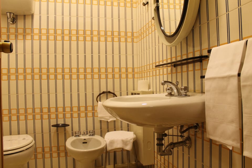Triple Room | Bathroom | Free toiletries, hair dryer