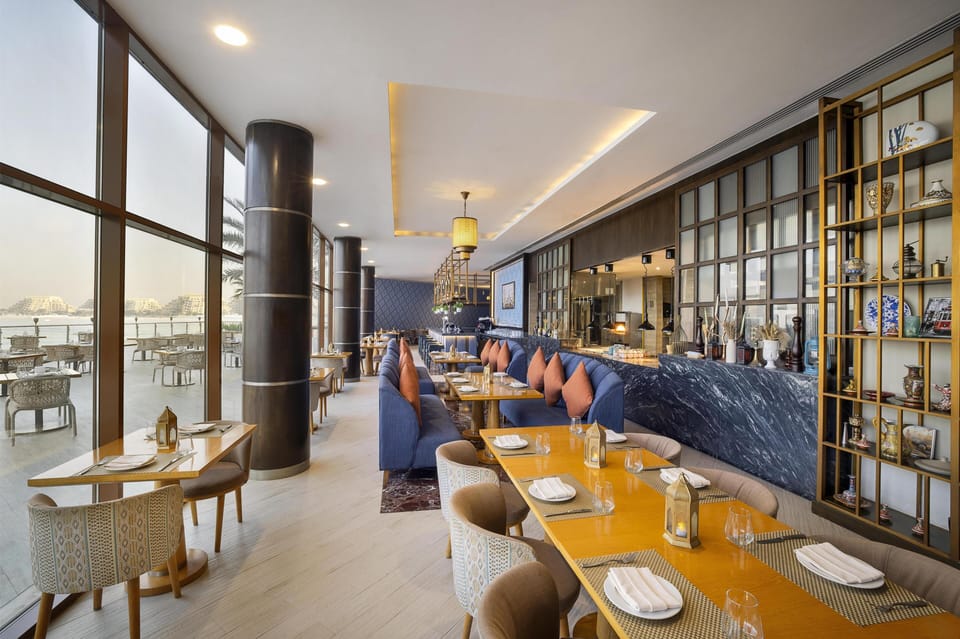 14 restaurants; breakfast, lunch, and dinner served