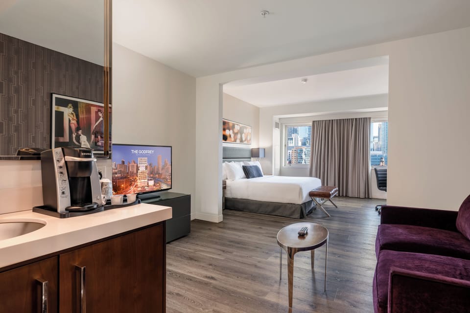Executive Kings | Premium bedding, in-room safe, desk, iron/ironing board