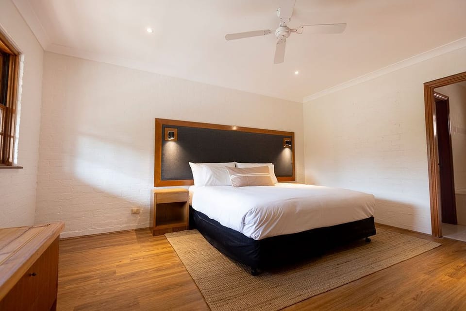 Classic Double or Twin Room | Minibar, laptop workspace, blackout drapes, iron/ironing board