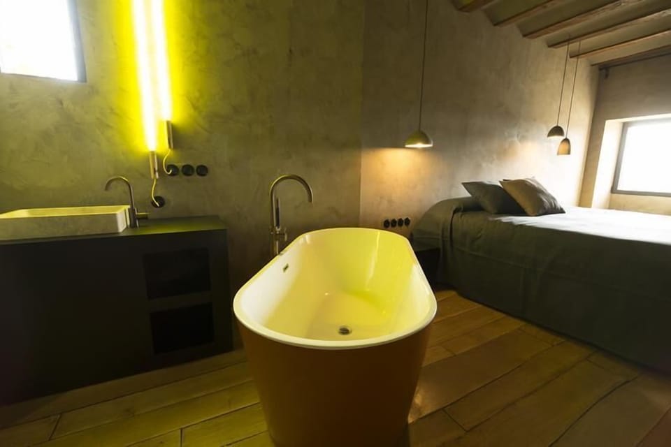 Double Room, 1 King Bed (ER2) | Bathroom | Free toiletries, hair dryer, bathrobes, slippers