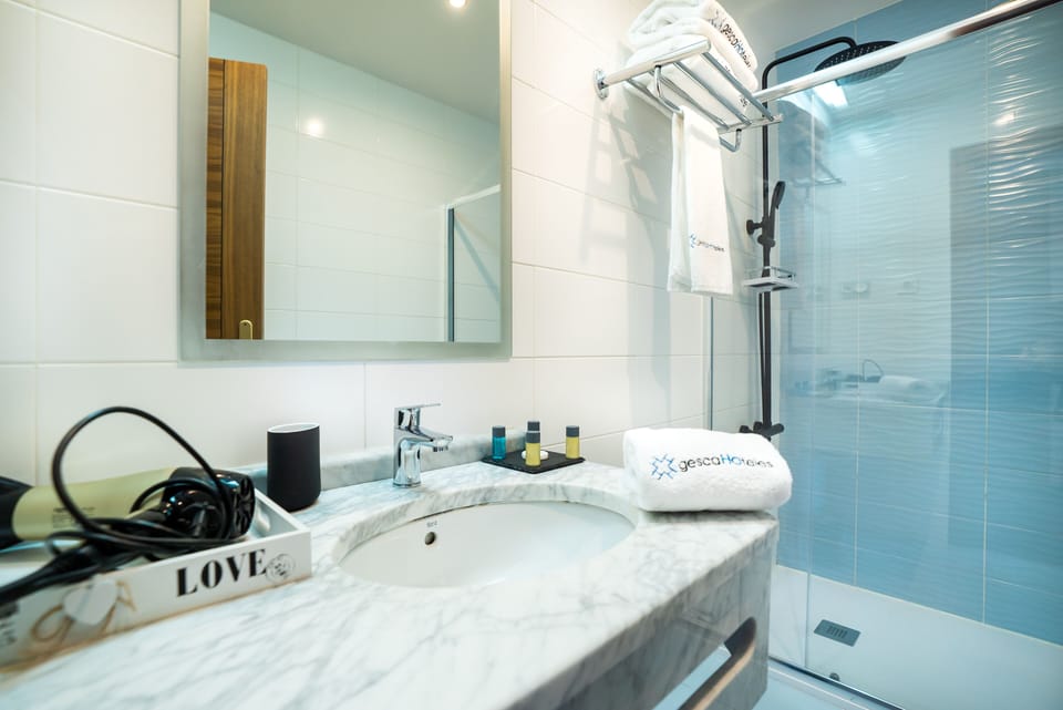 Shower, towels