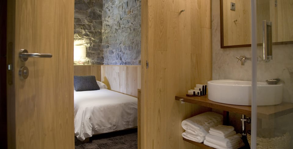 Bathtub, free toiletries, hair dryer, slippers