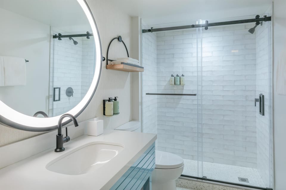 Deluxe Room, 1 King Bed | Bathroom | Free toiletries, hair dryer, bathrobes, slippers