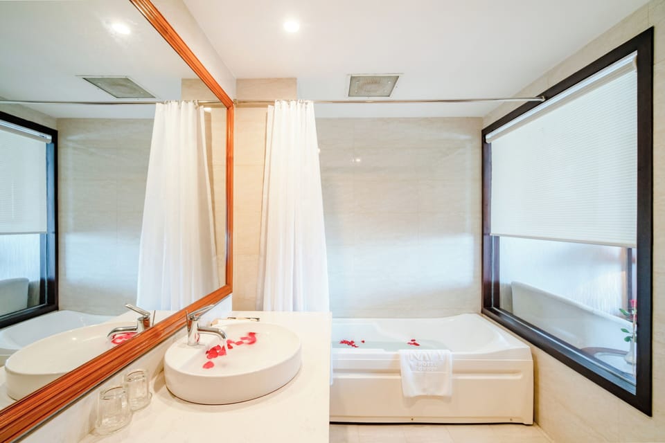 Suite Double City View | Bathroom | Free toiletries, hair dryer, bathrobes, slippers