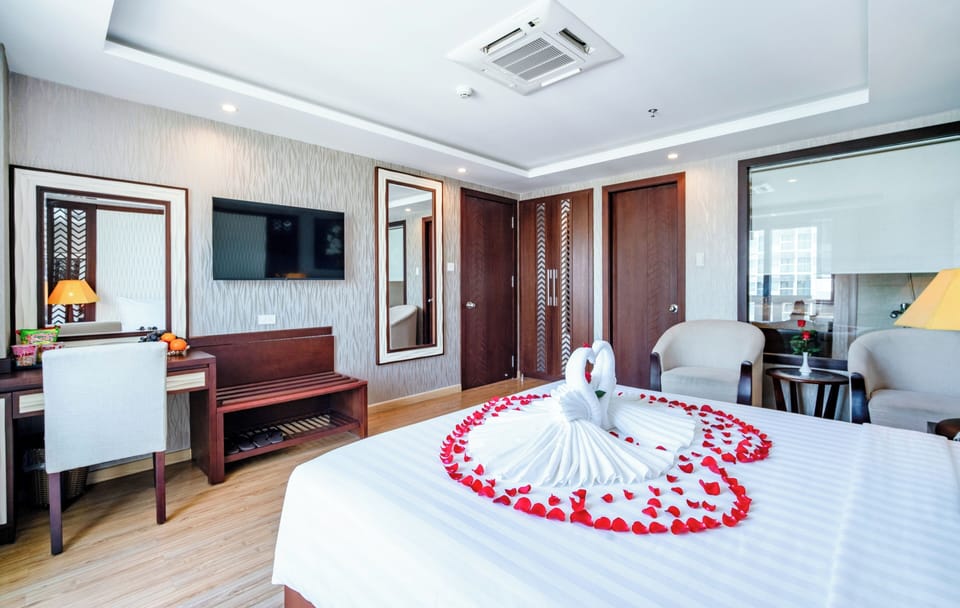 Suite Double City View | Minibar, in-room safe, desk, blackout drapes