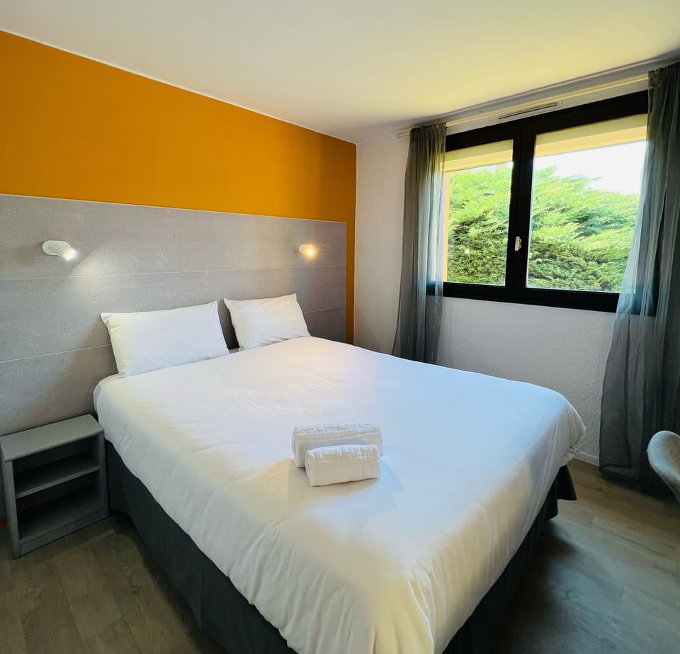 Double Room, 1 Double Bed, Non Smoking | Individually decorated, individually furnished, desk, laptop workspace