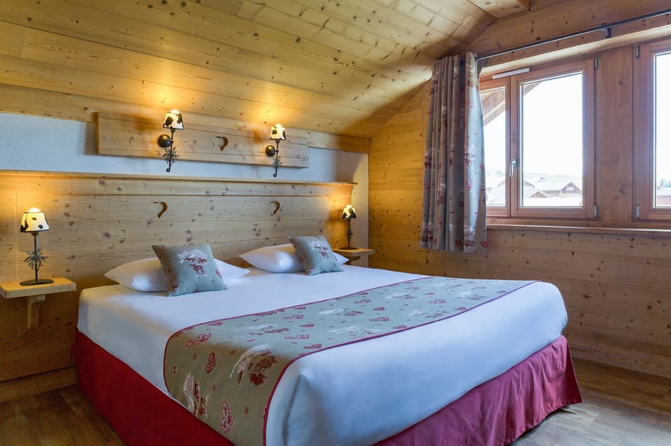 Quadruple Room | In-room safe, desk, blackout drapes, soundproofing