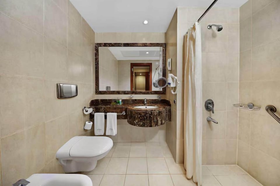 Junior Suite | Bathroom | Free toiletries, hair dryer, bidet, towels