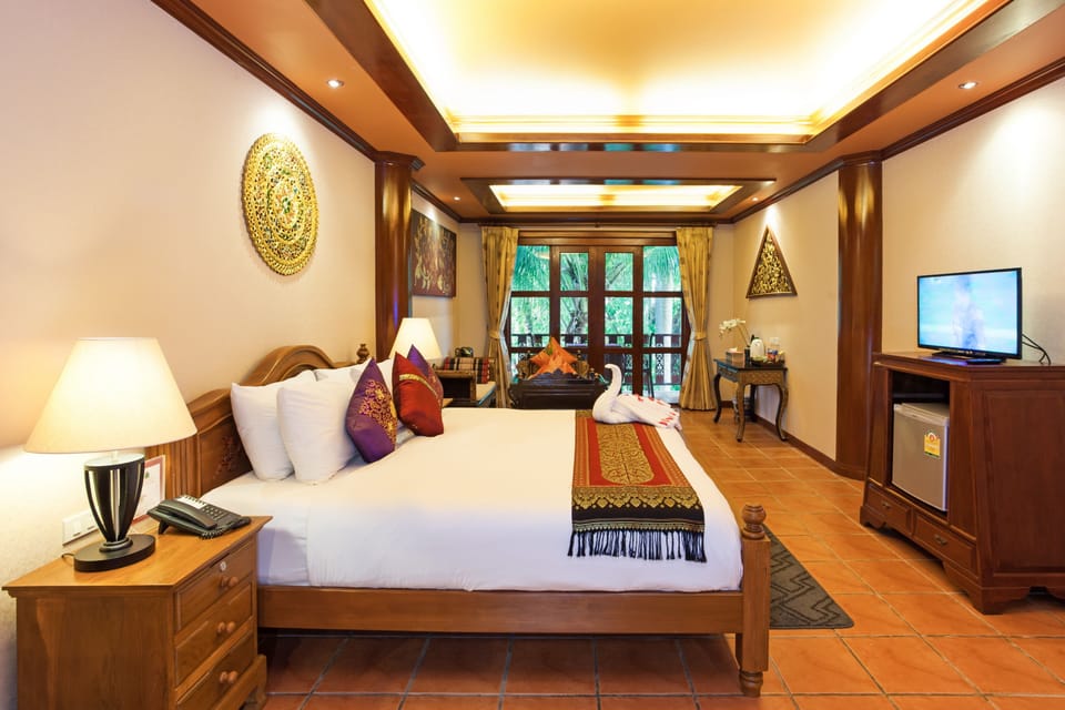 Deluxe Suite | Minibar, in-room safe, individually decorated, blackout drapes