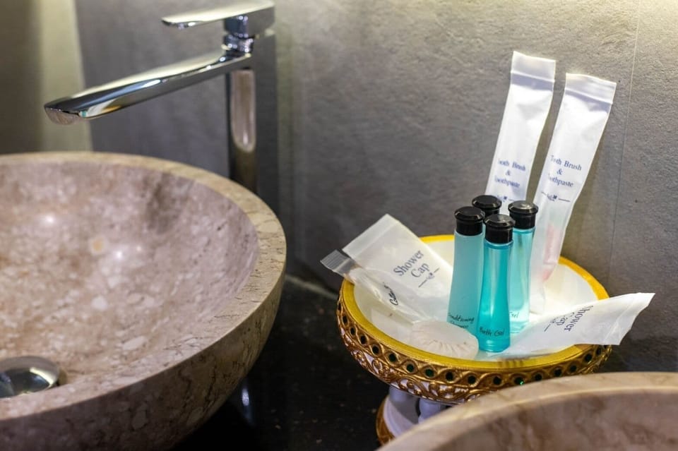 Grand Royal Suite | Bathroom amenities | Shower, free toiletries, hair dryer, bathrobes