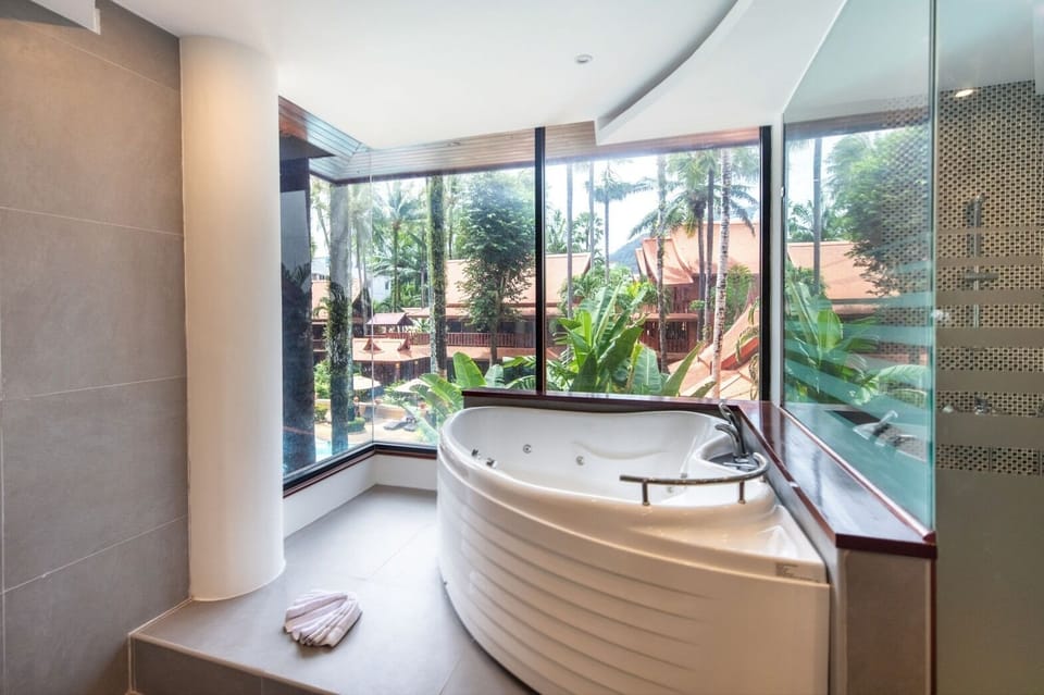 Grand Royal Suite | Bathroom | Shower, free toiletries, hair dryer, bathrobes