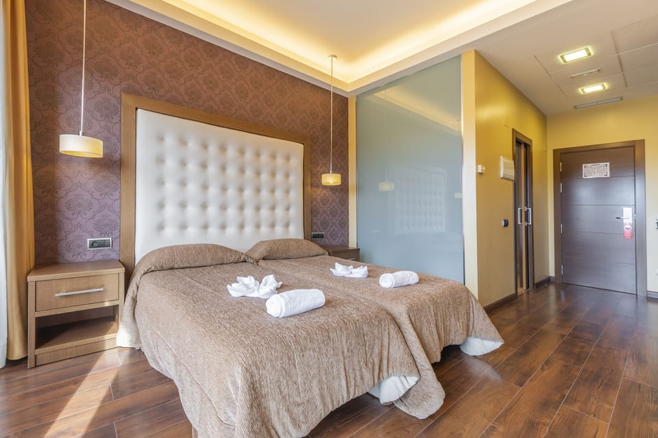 Standard Twin Room | Desk, laptop workspace, blackout drapes, soundproofing