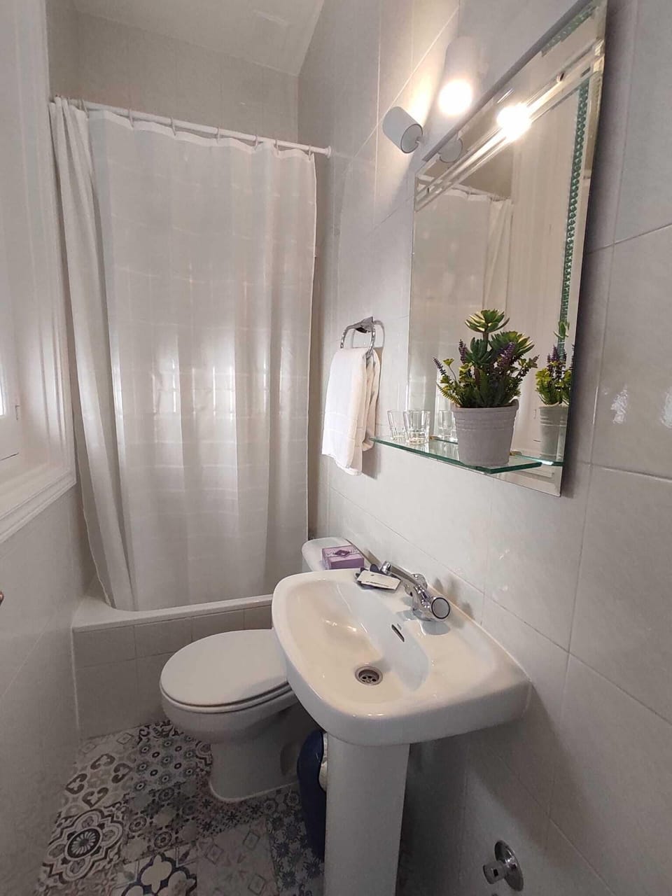 Standard Twin Room | Bathroom | Combined shower/tub, hair dryer, towels