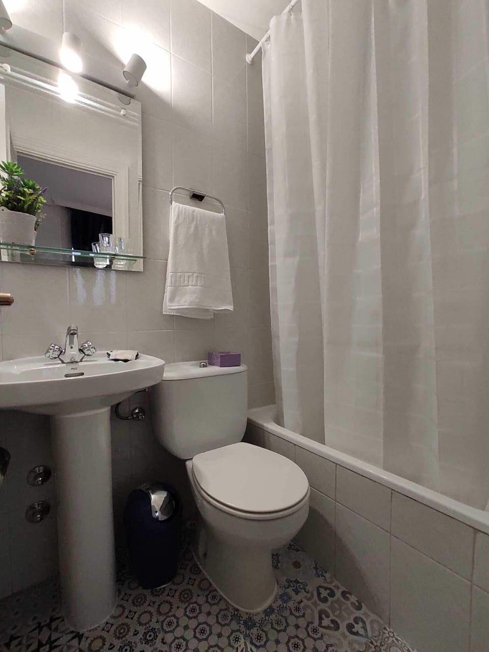 Combined shower/tub, hair dryer, towels