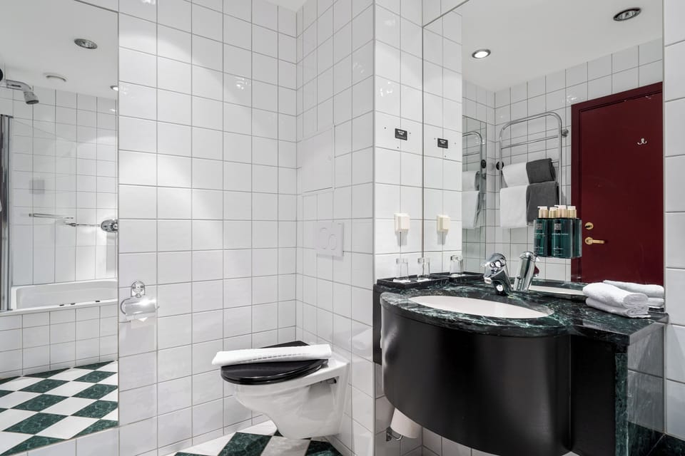 Combined shower/tub, hair dryer, towels