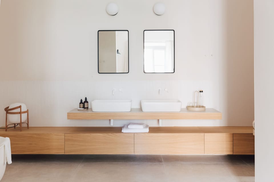 Deluxe Room | Bathroom | Shower, rainfall showerhead, designer toiletries, hair dryer