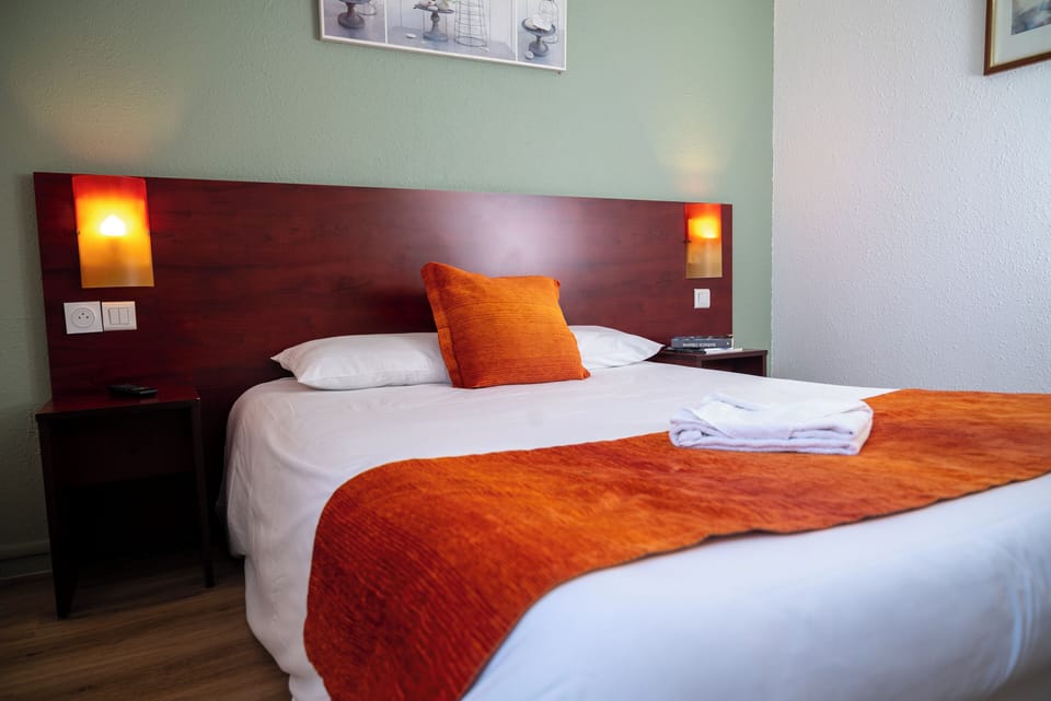 Desk, blackout drapes, soundproofing, free cribs/infant beds