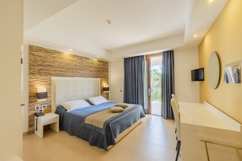 Junior Suite, Balcony | Minibar, in-room safe, desk, WiFi (free)