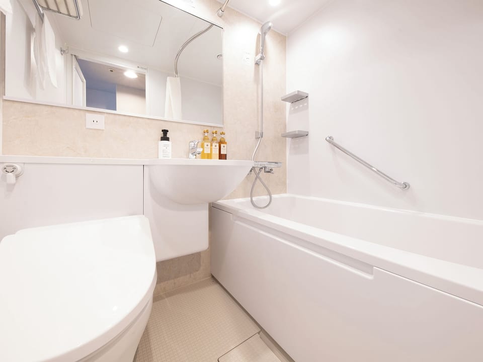 Superior Quadruple Room, Non Smoking | Bathroom | Combined shower/tub, free toiletries, hair dryer, slippers