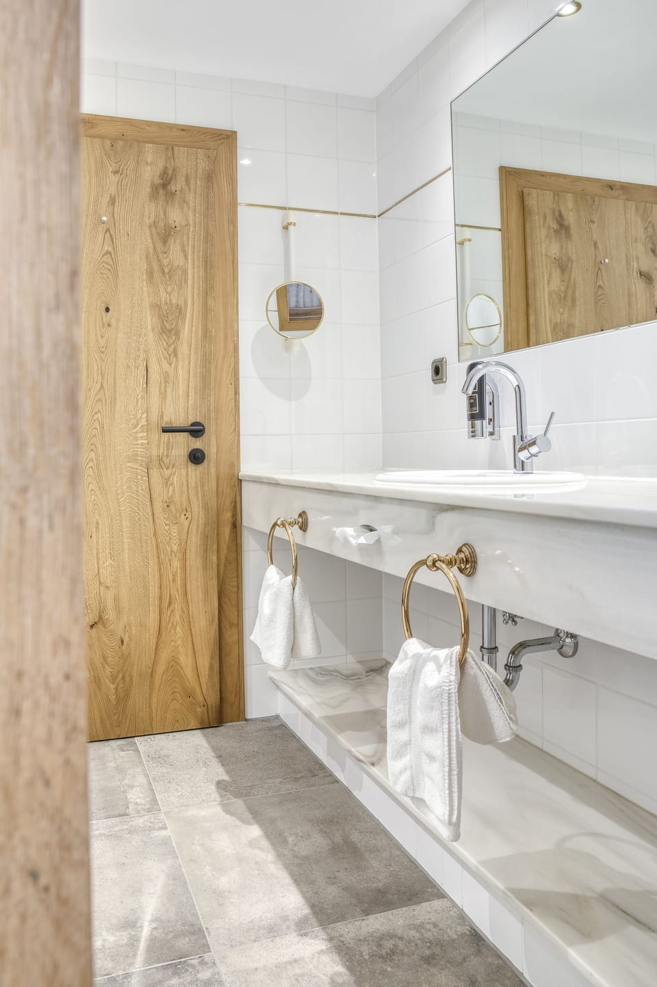 Deluxe Double Room | Bathroom | Free toiletries, hair dryer, bathrobes, slippers