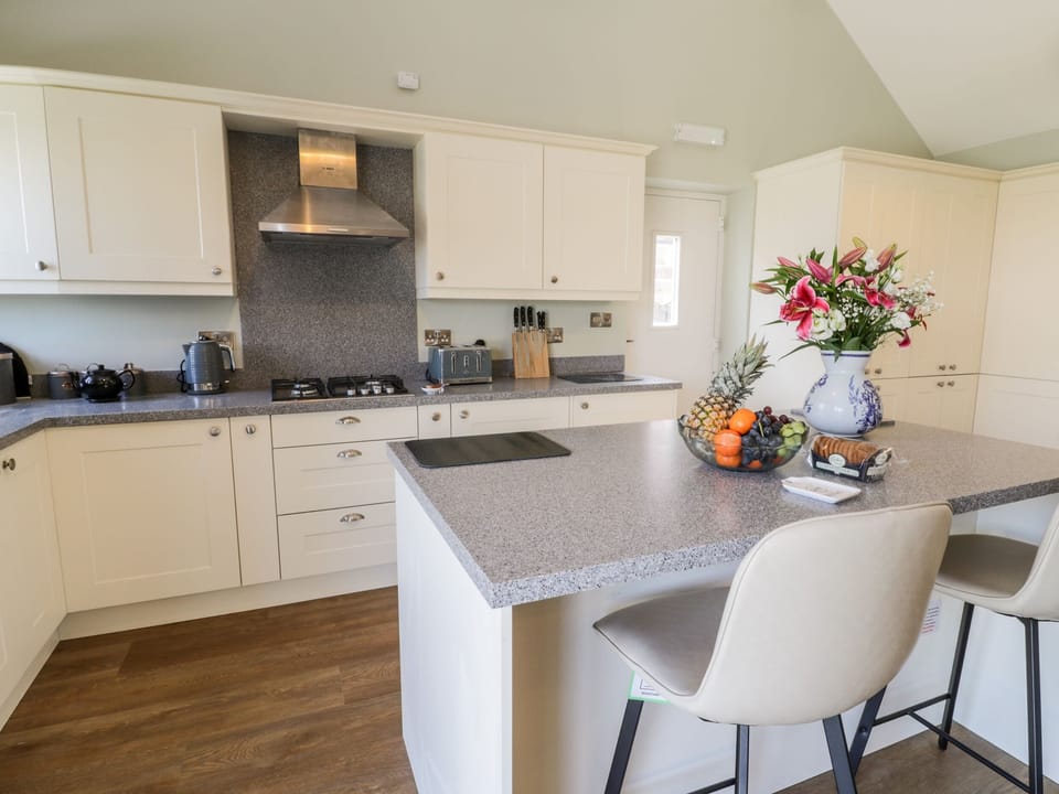 Cottage | Private kitchen | Fridge, microwave, electric kettle, toaster