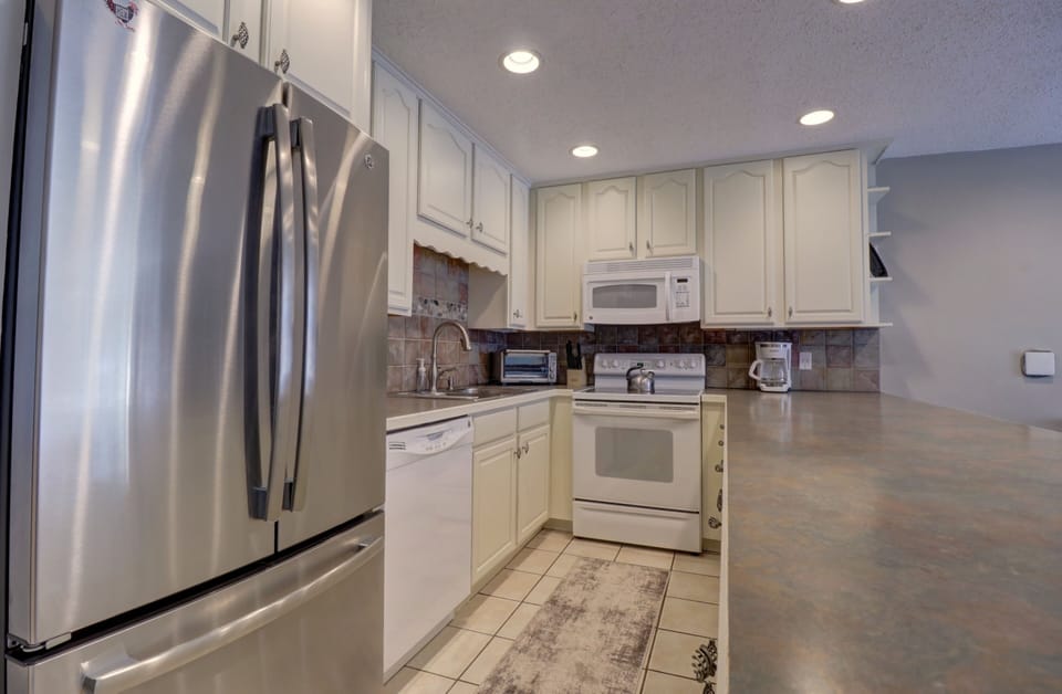 Condo, 2 Bedrooms | Private kitchen | Fridge, oven, coffee/tea maker, toaster