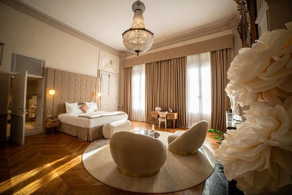 Junior Suite | Minibar, in-room safe, desk, laptop workspace