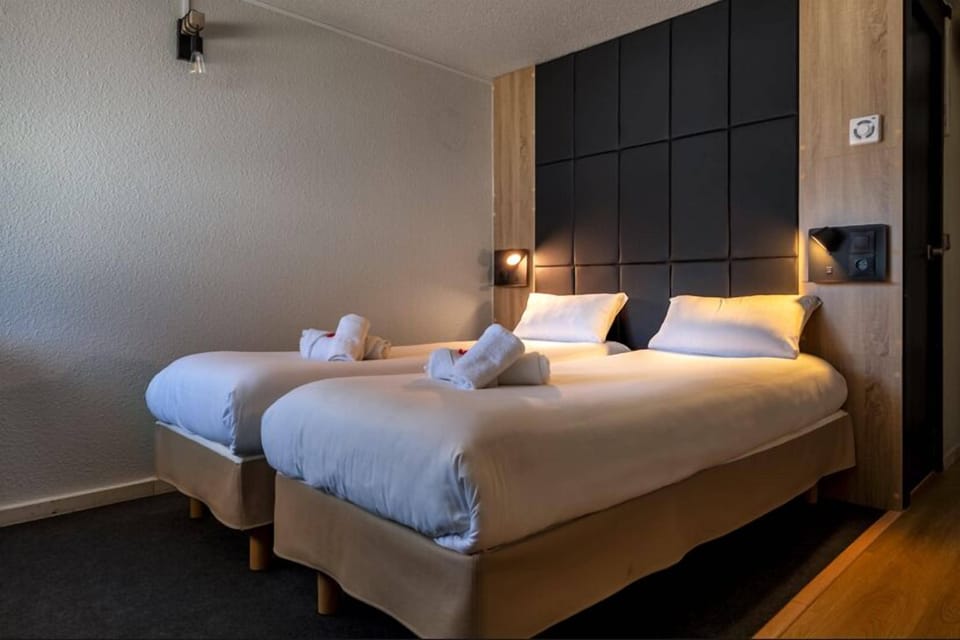 Standard Room | Hypo-allergenic bedding, down comforters, desk, laptop workspace