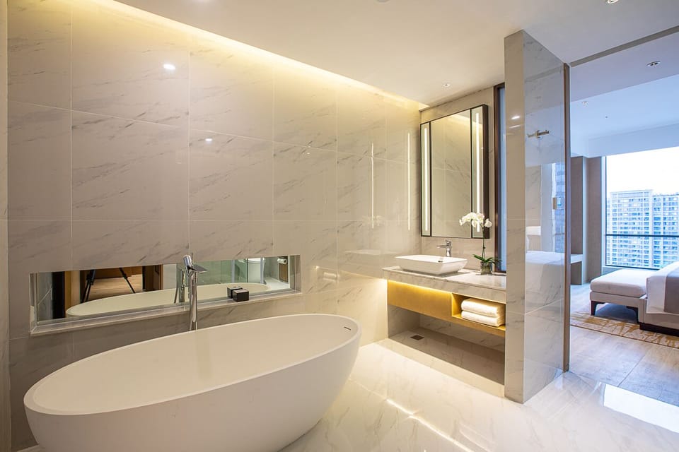 Studio Suite, 1 King Bed | Bathroom | Free toiletries, hair dryer, bathrobes, slippers