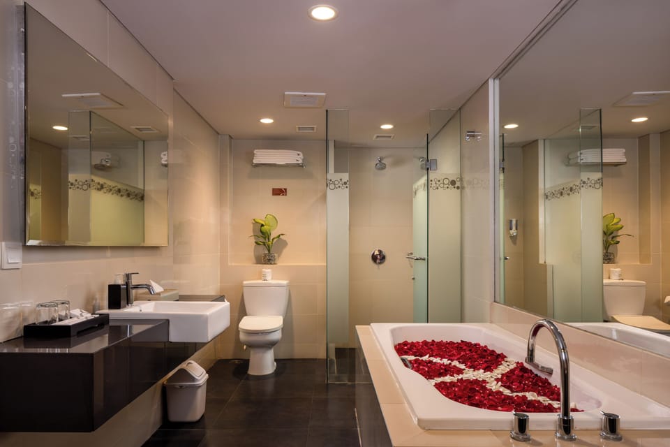 Premier Deluxe Veranda With Bathtub | Bathroom | Shower, free toiletries, hair dryer, slippers