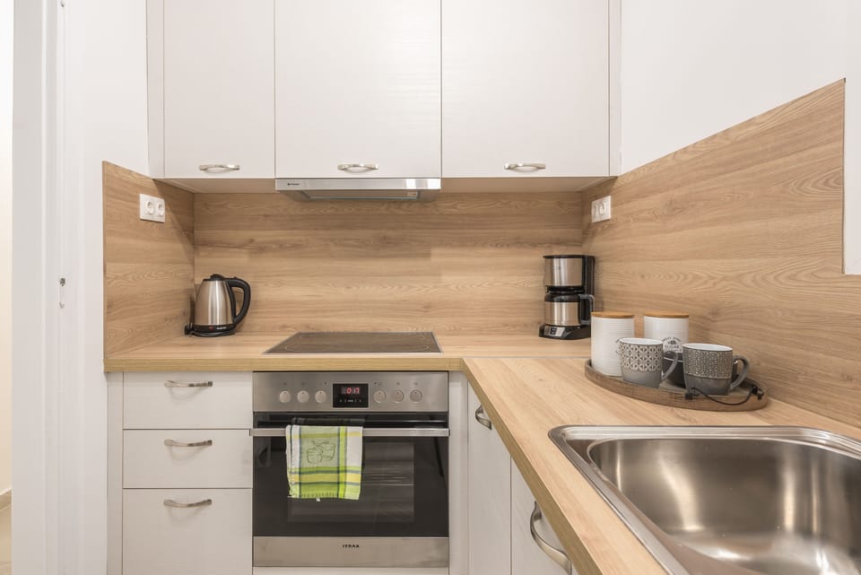 City Apartment | Private kitchen | Full-size fridge, microwave, oven, stovetop