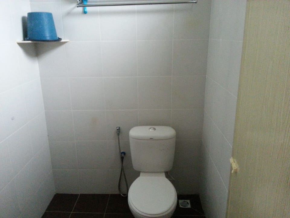 Standard Room | Bathroom | Shower, hair dryer, towels