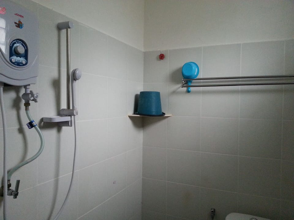 Standard Room | Bathroom shower