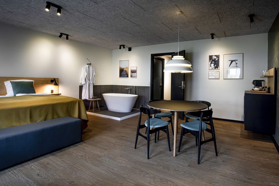 Junior Suite | Hypo-allergenic bedding, laptop workspace, free WiFi, bed sheets