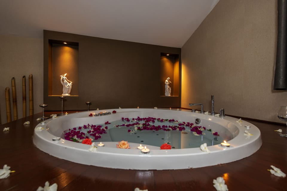 Honeymoon Room, 1 Queen Bed, Non Smoking, Corner | Private spa tub