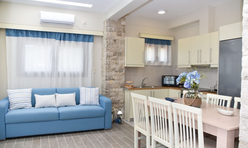 Deluxe Villa | Living area | 35-inch Smart TV with digital channels, TV, offices