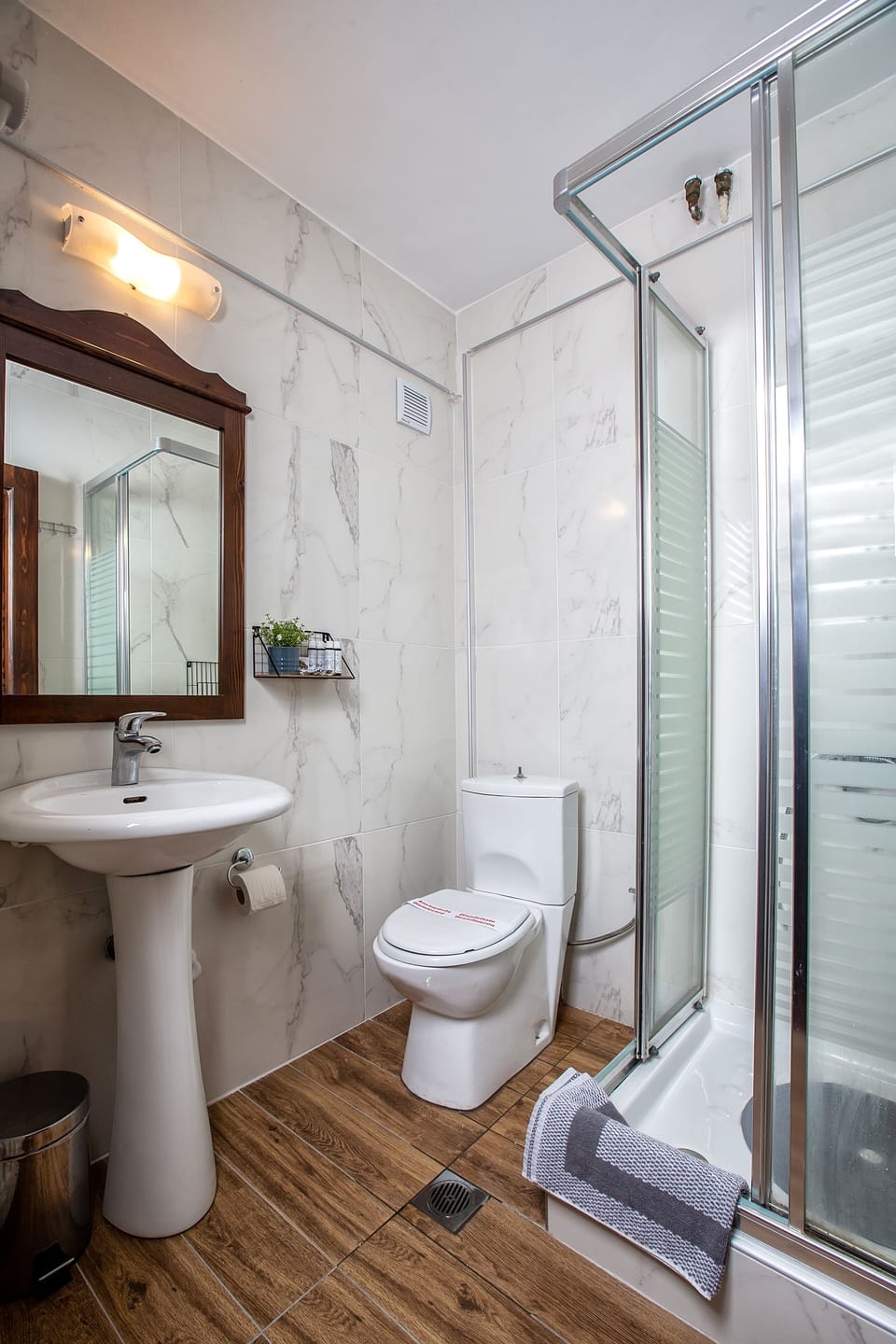 Family Suite | Bathroom | Shower, bathrobes, towels